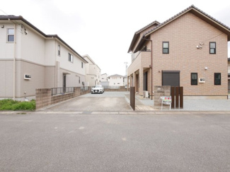 【その他】 | 甲府市蓬沢町 平成23年築 中古戸建 車5台 内外装大変綺麗 | カースペースは並列2台×2列+1台で合計5台以上駐車可能