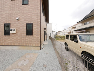 【駐車場】 | 甲府市蓬沢町 平成23年築 中古戸建 車5台 内外装大変綺麗 | 敷地北側境界