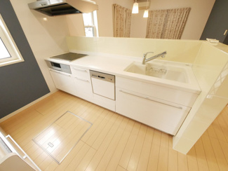 【キッチン】 | 甲府市蓬沢町 平成23年築 中古戸建 車5台 内外装大変綺麗 | 食洗器付きカウンターキッチン