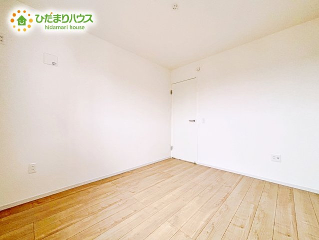 【洋室】 | 水戸市小吹町2期　新築戸建　2号棟 | 白を基調とした明るく爽やかな子ども室。自分の時間に集中できる、落ち着きのある居室です。学習机やベッドなどの家具もゆとりを持って配置できます。