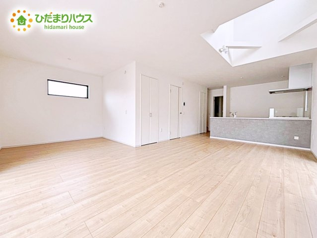 【居間・リビング】 | 水戸市小吹町2期　新築戸建　2号棟 | リビング・ダイニングは嬉しい二面採光・窓辺からの日差しがあたたかなリビングを演出します( *´艸｀)