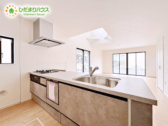 【キッチン】 | 水戸市小吹町2期　新築戸建　2号棟 | 3口コンロが嬉しいシステムキッチン♪広いシンクや作業台でお料理が捗ります♪