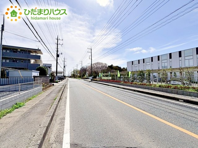 【前面道路含む現地写真】 | 水戸市小吹町2期　新築戸建　1号棟 | 前面道路は車通りが少なく、お車の運転が苦手な方でも安心です