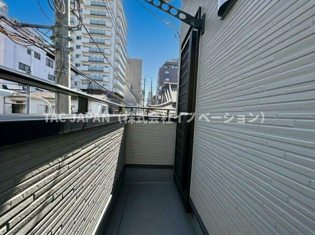 西浅草1丁目の邸宅（新築未入居邸）のバルコニー|空を身近に感じられるバルコニーは、日常にささやかな余白を添える場所。奥行きのある設えと程よい抜け感が、洗濯や外気浴の時間までも上質に変えてくれる印象を与えます。