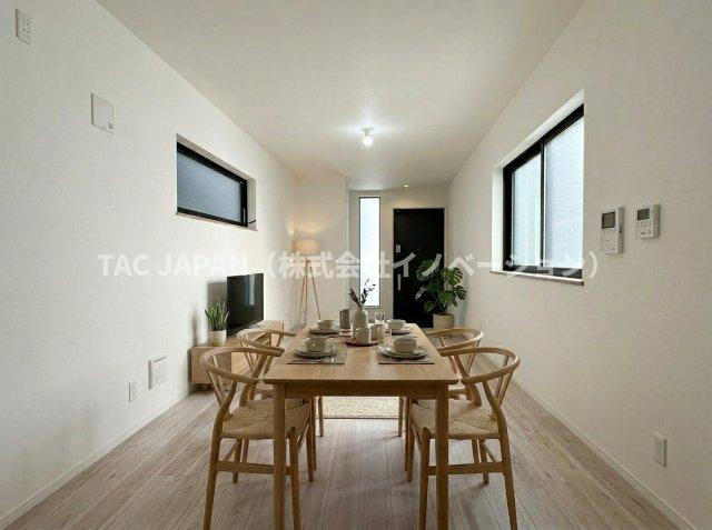 西浅草1丁目の邸宅（新築未入居邸）の居間・リビング|窓からのやわらかな光が、LDKに穏やかな表情をもたらす一枚。余白を感じるレイアウトと明るい色調が、くつろぎと上質さを両立した、居心地の良い住空間を印象づけます。
※家具はCGによるものです。