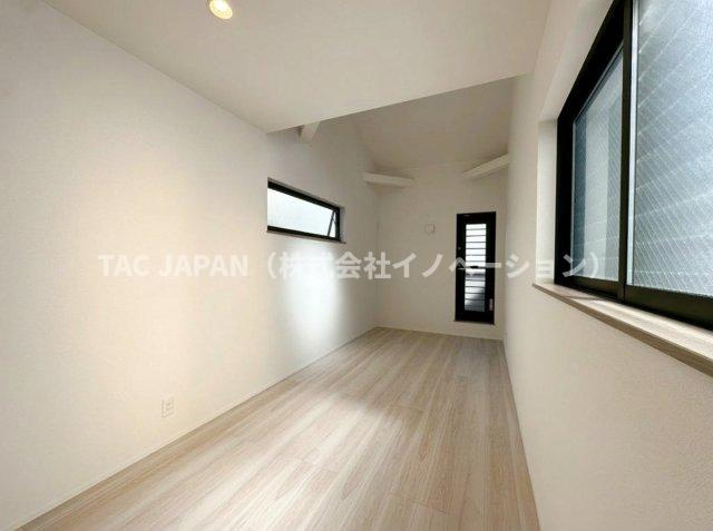 西浅草1丁目の邸宅（新築未入居邸）の洋室|勾配天井がもたらす縦の広がりにより、室内には上品な開放感が漂います。明るい床色と端正な内装が調和し、日々を軽やかに過ごせる上質なプライベート空間を描き出します。