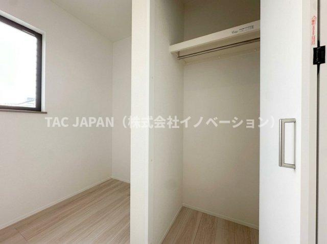 西浅草1丁目の邸宅（新築未入居邸）の収納|収納スペースにゆとりがあり、日常の整頓までも美しく支える一室。見せる空間としまう機能のバランスが良く、すっきりとした暮らしを叶える品のある設計が感じられます。