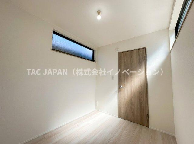 西浅草1丁目の邸宅（新築未入居邸）の洋室|やわらかな光に包まれる洋室は、静けさと清潔感が印象的。シンプルな設えが空間の美しさを引き立て、寝室としても書斎としても品よく使いこなせる余裕を感じさせます。