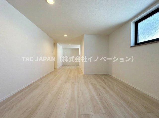 西浅草1丁目の邸宅（新築未入居邸）の収納|ゆとりある床面積が印象的なロフトは、のびやかな心地よさを備えた空間です。明るい床色と控えめな内装が広がりを美しく見せ、くつろぎにも多用途にも応える上質な空間に仕上がっています。