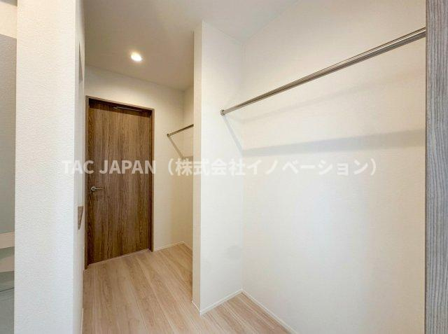 西浅草1丁目の邸宅（新築未入居邸）の内装|収納内部まで端正に整えられ、空間を美しく保つための工夫が感じられます。居室とのつながりも自然で、暮らしの機能性を損なうことなく、上品な住まい方を叶えてくれる設計です。