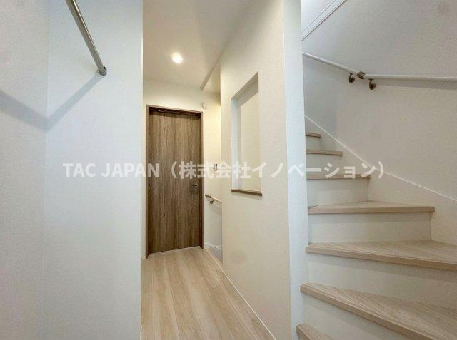 西浅草1丁目の邸宅（新築未入居邸）の内装|階段まわりにまで清潔感と上質さが行き届き、住まい全体の完成度を感じさせます。手すりや採光への配慮も丁寧で、日常の動線にさえ快適さと美しさが宿る設計です。