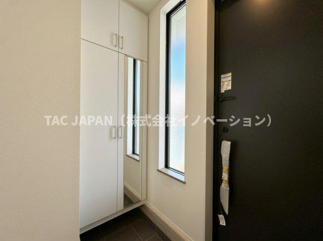 西浅草1丁目の邸宅（新築未入居邸）の玄関|住まいの第一印象を決める玄関は、明るさと整然とした美しさが魅力。収納と採光のバランスにも配慮され、来客を迎える場としての品位と日々の使いやすさを兼ね備えています。