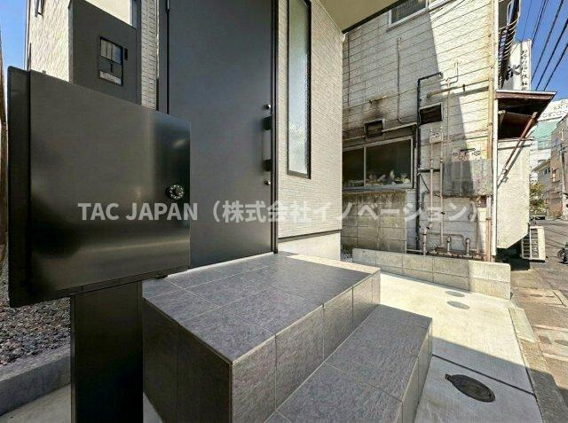 西浅草1丁目の邸宅（新築未入居邸）の玄関|玄関へと続くアプローチに、住まいの品格が宿る一枚。整った設えと抑制の効いた色調が、日々の帰宅時間を穏やかに迎え入れ、私邸ならではの静かな上質感を印象づけます。