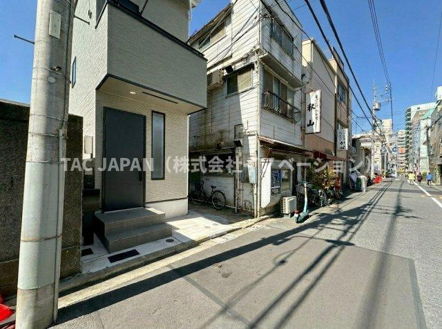 西浅草1丁目の邸宅（新築未入居邸）の前面道路含む現地写真|建物全体の美しいプロポーションが映える外観カット。直線的で洗練された意匠が都会的な感性を漂わせ、住まいに求めたい品位と清潔感を端的に伝えてくれる印象的な一枚です。