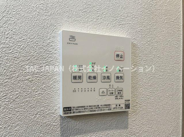 西浅草1丁目の邸宅（新築未入居邸）の冷暖房・空調設備|浴室乾燥機を備え、日々の洗濯や入浴時間をより快適に支えます。目に見える意匠だけでなく、暮らしの機能面まで丁寧に整えられていることが伝わる、安心感のある設備です。