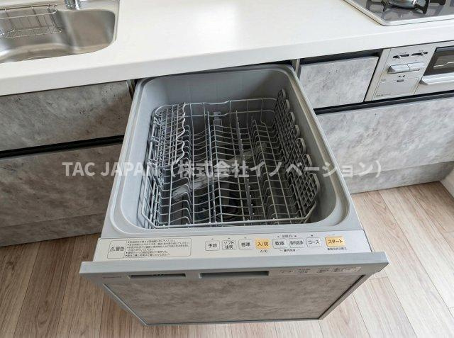 西浅草1丁目の邸宅（新築未入居邸）のキッチン|ビルトイン食洗機を備えたキッチンは、日常の家事をスマートに支える存在。見えない部分の機能性まで丁寧に整えられていることが伝わり、暮らしの質を静かに高めてくれます。
