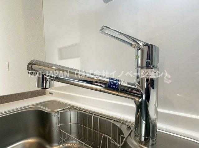 西浅草1丁目の邸宅（新築未入居邸）のキッチン|金属の質感が美しく際立つ水栓が、キッチンに洗練された印象を添えます。日々手に触れる場所だからこそ、使い勝手と佇まいの美しさを兼ね備えた設備の魅力が際立ちます。