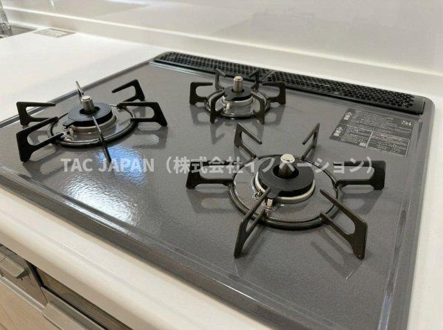 西浅草1丁目の邸宅（新築未入居邸）のキッチン|美しく整った三口コンロが、キッチン全体の上質感を高める一枚。調理のしやすさはもちろん、設備そのものの新しさと清潔感が、毎日の家事時間に心地よい満足感を添えます。