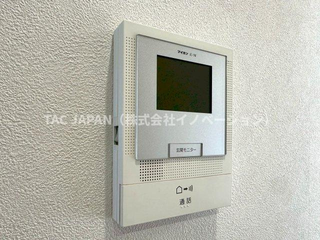 西浅草1丁目の邸宅（新築未入居邸）の防犯設備|来訪者を穏やかに迎えるモニター付きインターホンを採用。住まいの安心感と先進性をさりげなく備え、日々の暮らしに品位と快適さを添える、端正で上質な設備仕様です。毎日安心を静かに支える信頼感豊かな仕様です。