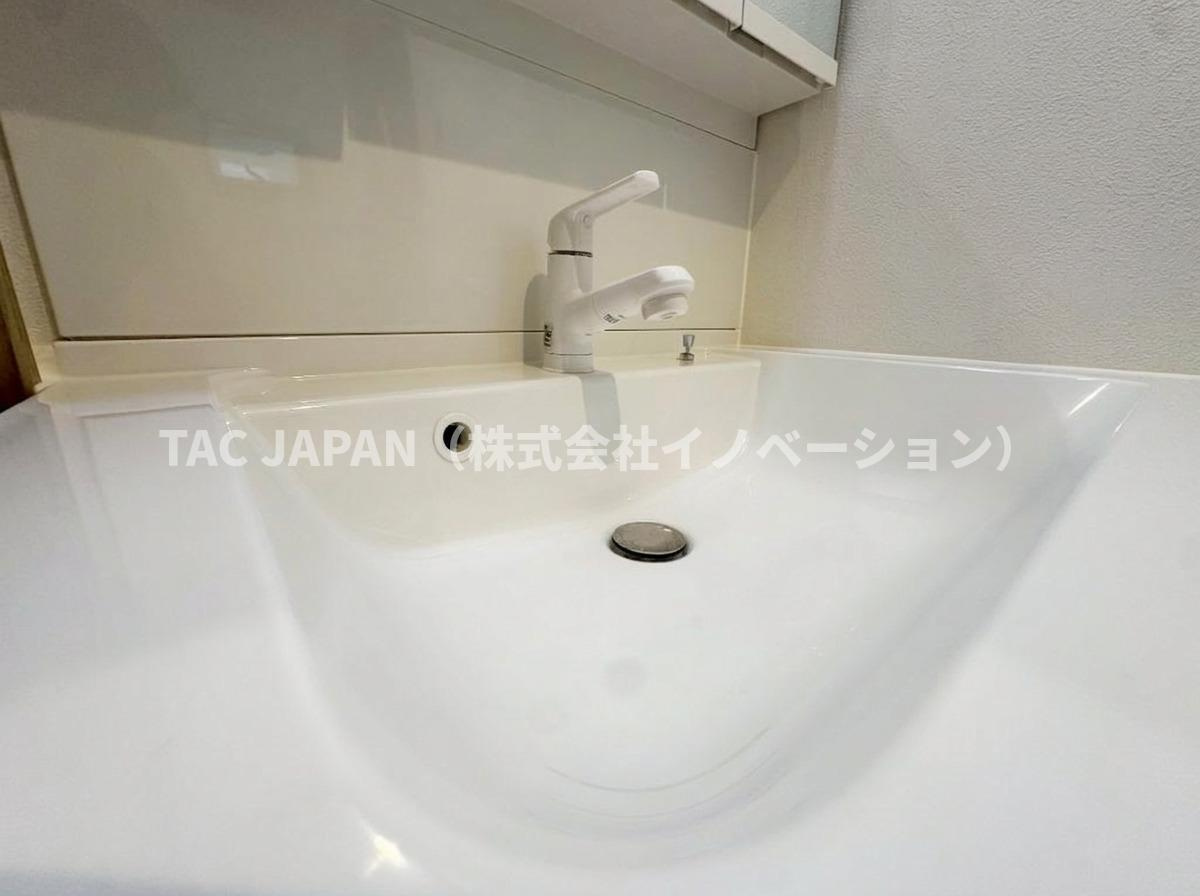 西浅草1丁目の邸宅（新築未入居邸）の洗面所|美しい曲線を描く洗面ボウルが、空間に清潔感と上質感を添えます。シンプルで無駄のない意匠が、日々の身支度に心地よい整いをもたらす洗練されたディテールです。