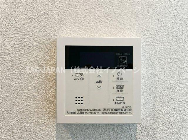 西浅草1丁目の邸宅（新築未入居邸）の発電・温水設備|給湯設備まで端正に整えられ、日常の快適性に細やかな配慮が行き届いています。毎日使う機能だからこそ、その使いやすさと整然とした印象が住まいの質を静かに物語ります。