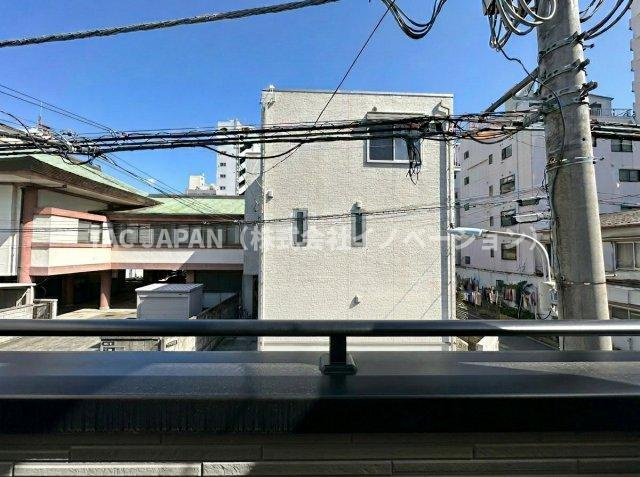 西浅草1丁目の邸宅（新築未入居邸）の前面道路含む現地写真|窓先に広がる抜け感が、室内にゆとりある印象をもたらします。都市に暮らしながらも視線の先に閉塞感を抱かせず、穏やかな採光と開放感を享受できる住環境がうかがえる一枚です。