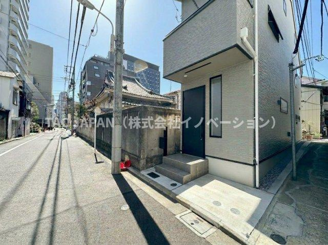 西浅草1丁目の邸宅（新築未入居邸）の前面道路含む現地写真|街並みの中でひときわ端麗な存在感を放つ外観。周辺との距離感や接道状況も確認しやすく、都心の利便と私邸らしい落ち着きを兼ね備えた住まいであることが伝わります。