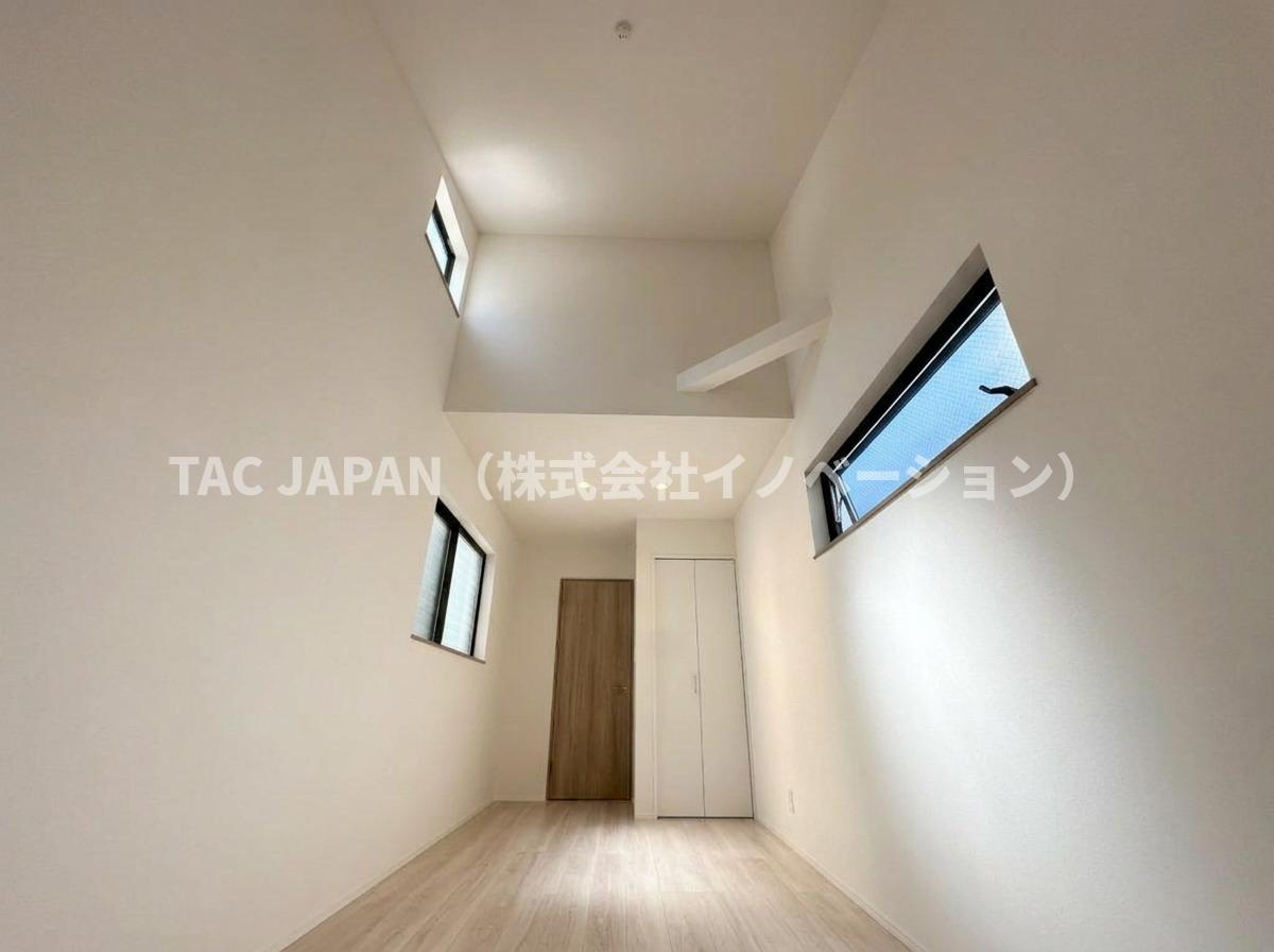 西浅草1丁目の邸宅（新築未入居邸）の洋室|高窓と勾配天井がつくる立体的な広がりが、空間に静かな贅沢をもたらします。コンパクトでありながら閉塞感を覚えさせず、私的な時間を美しく受け止める一室として魅力的です。