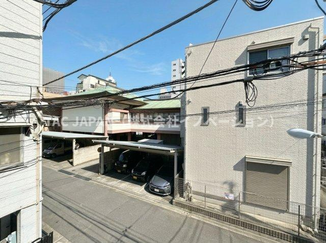 西浅草1丁目の邸宅（新築未入居邸）の展望|窓先に広がる抜け感が、室内にゆとりある印象をもたらします。都市に暮らしながらも視線の先に閉塞感を抱かせず、穏やかな採光と開放感を享受できる住環境がうかがえる一枚です。