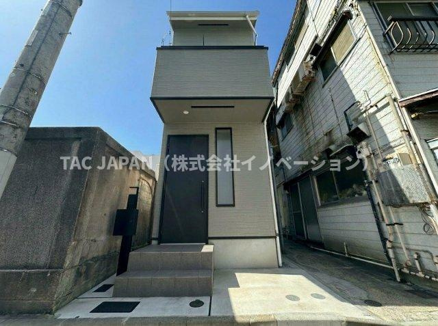 西浅草1丁目の邸宅（新築未入居邸）の外観|端正なフォルムと洗練された外観意匠が、美しい第一印象を演出。都心の街並みに調和しながらも、確かな品格と新しさを静かに物語る、上質な佇まいの一邸です。上質な余韻を残します。私邸らしい格調を感じさせます。