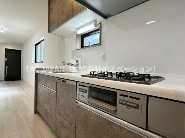 西浅草1丁目の邸宅（新築未入居邸）のキッチン|キッチンとLDKのつながりが美しく映え、空間全体の一体感が感じられます。設備の充実と意匠の整いが両立し、日々の家事までも上質な時間へと導いてくれる設えです。