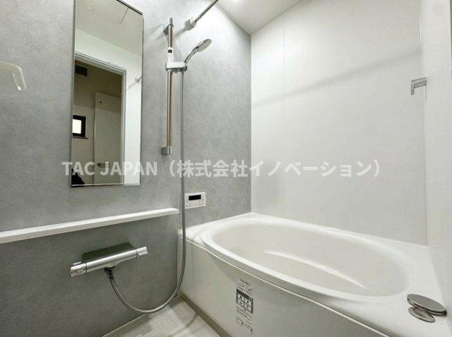 西浅草1丁目の邸宅（新築未入居邸）の浴室|落ち着いた色調で整えられた浴室は、清潔感の中に静かな上質さを宿します。端正な設備配置とやわらかな印象の内装が、一日の終わりにふさわしい癒やしの時間を演出します。