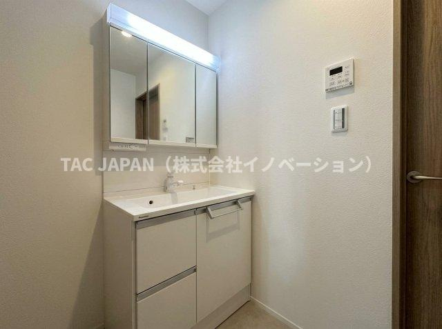 西浅草1丁目の邸宅（新築未入居邸）の洗面所|洗面台まわりは、明るく端正な印象に整えられた上質な空間。収納・鏡・ボウルの配置が美しく調和し、朝夕の身支度をより快適に導く機能美が感じられる設えです。