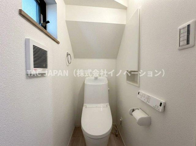 西浅草1丁目の邸宅（新築未入居邸）のトイレ|限られた空間を端正に整えたトイレは、清潔感と静かな上質さが魅力。白を基調とした内装により圧迫感を抑え、日常の使いやすさにも丁寧に配慮された設えが印象的です。