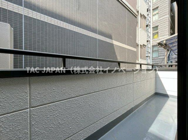 東上野の邸宅のバルコニー|南側の洋室（3階）に面するワイドバルコニー。お洗濯ものを干すのはもちろん、気分転換や合間の息抜きにもピッタリな心地よさが備わっています。