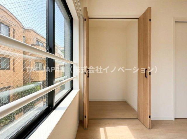東上野の邸宅の収納|お掃除道具や季節物の収納にピッタリなリビングクローゼット。奥行もあり段ボール箱や衣装ケースもマルっとそのまま収納可能です。