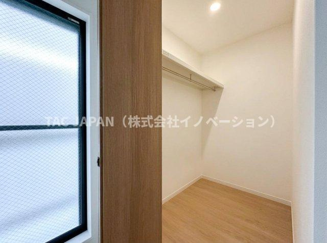 東上野の邸宅の収納|大きなウォークインクローゼットを備えた3階の洋室（約6.0帖）。南向きバルコニーから心地の良い日差しが差し込み開放的な雰囲気が感じられます。
