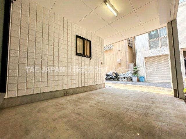 東上野の邸宅の駐車場|天井が高い１BOX車でも問題なく駐車できるゆとりあるカースペース。駅近ですが居住者しか通らない道に面していますので車の運転が苦手な方でも落ち着いて車庫入れ可能です。