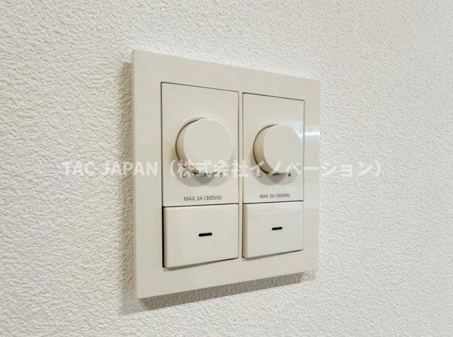 東上野の邸宅の居間・リビング|ダウンライトのあるリビングは、天井がすっきり見えて空間が広く感じられ、やわらかな光で落ち着いた雰囲気を演出できます。家具やアートも美しく引き立ち、昼も夜も上質でホテルライクなくつろぎ空間になります。