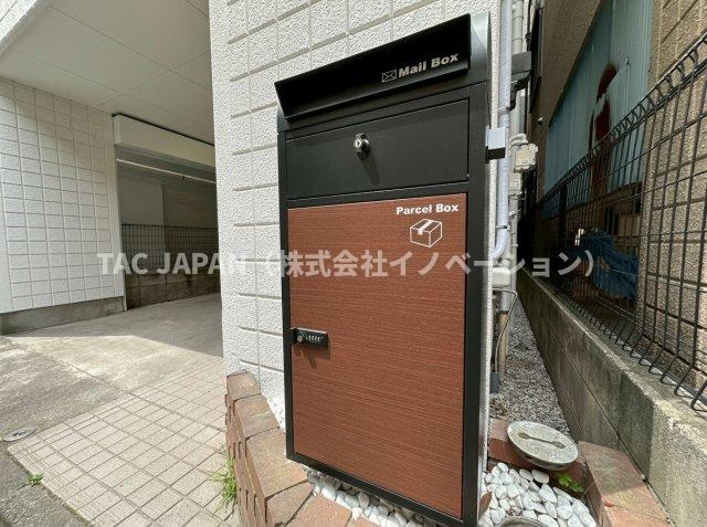 東上野の邸宅の玄関|【宅配BOX】
不在時の置き配でも安心して荷物の受取りができる便利な宅配ボックスを新設しました。