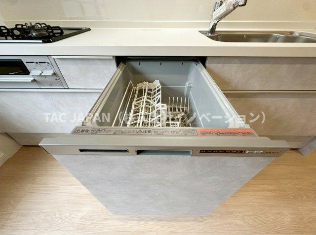 東上野の邸宅のキッチン|【ビルトイン食器洗浄乾燥機】
最後にスイッチONすれば洗い物が完了。家事の時短に大活躍のビルトイン食器洗浄乾燥機。