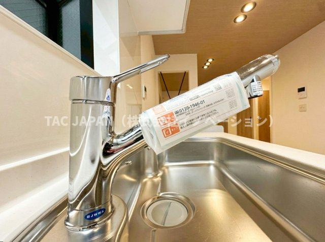 東上野の邸宅のキッチン|【浄水シャワー栓】
水質をワンタッチで切換えられて場所を取らない浄水シャワー栓。