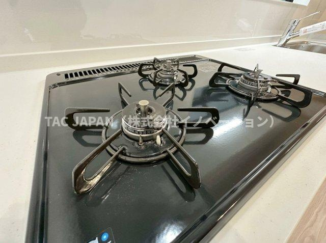 東上野の邸宅のキッチン|【3口コンロ】 
焼物を作りながら炒め物や煮込みも同時に調理！お調理の幅が広がる3口コンロ。