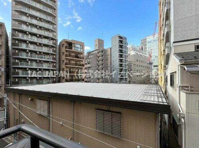 東上野の邸宅の展望|どこまでも青空を見渡せる3階バルコニーからの眺望。JR上野駅から徒歩5分、周辺には小学校やスーパー・コンビニが揃う静かで落ち着いた住環境が形成されています。