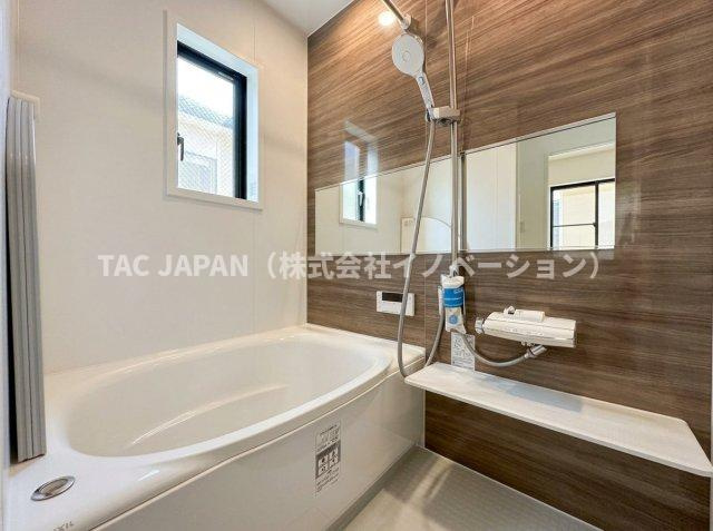 東上野の邸宅の浴室|ワンタッチでお湯張りや追炊ができるオートバスや雨の日のお洗濯や日頃のメンテナンス等に大活躍する暖房機能付き浴室換気乾燥機もしっかり完備しています。