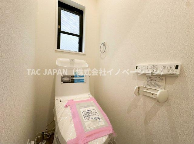 東上野の邸宅のトイレ|洗練されたデザインと落ち着いた色調が生む、清潔感あふれる上質な空間。使い心地にこだわった、快適で心地よいパウダールーム。