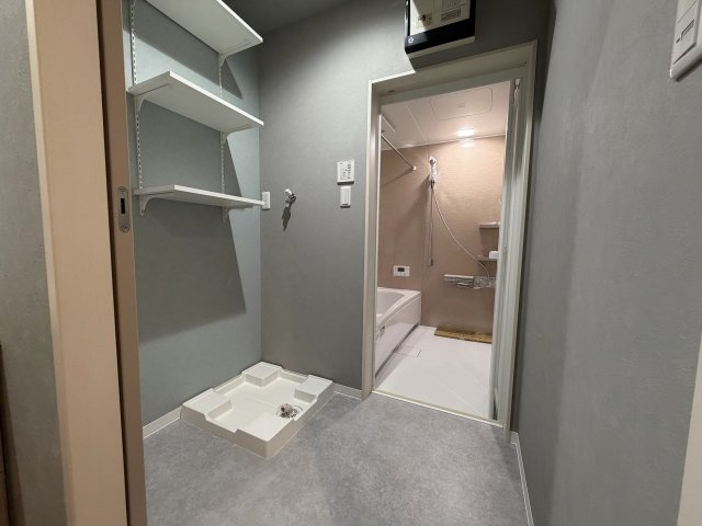 東坂元4丁目　新築戸建ての脱衣所|可動棚がある脱衣所です。