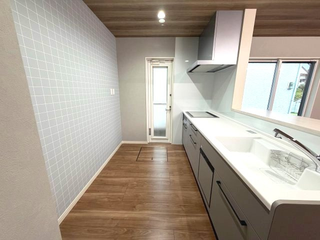 東坂元4丁目　新築戸建てのキッチン|勝手口のあるキッチンスペースです。
