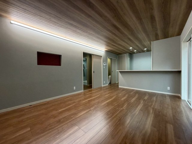 東坂元4丁目　新築戸建ての居間・リビング|照明がおしゃれなLDKです。