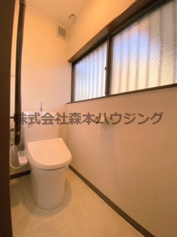 【トイレ】 | 　寝屋川市高柳2丁目36テラス | ゆったりとした空間のトイレです